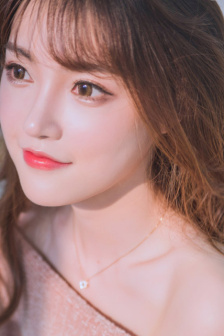 没有穿胸罩的美女